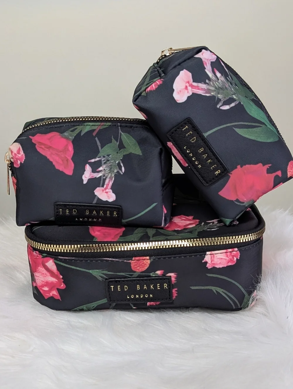 ❌SOLD❌Ted Baker 4 Piece Nesting Cosmetic Bag Set, Scattered Bouquet Print 🌹 - Picture 7 of 16